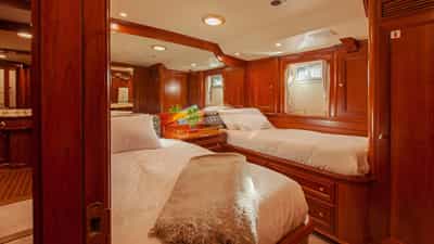 Twin room with own head