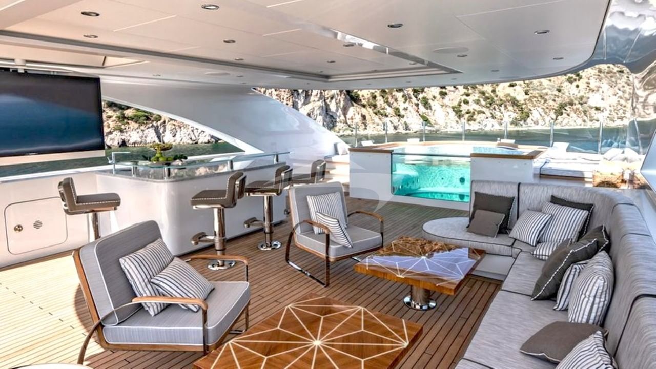 Deck Seating and Jacuzzi