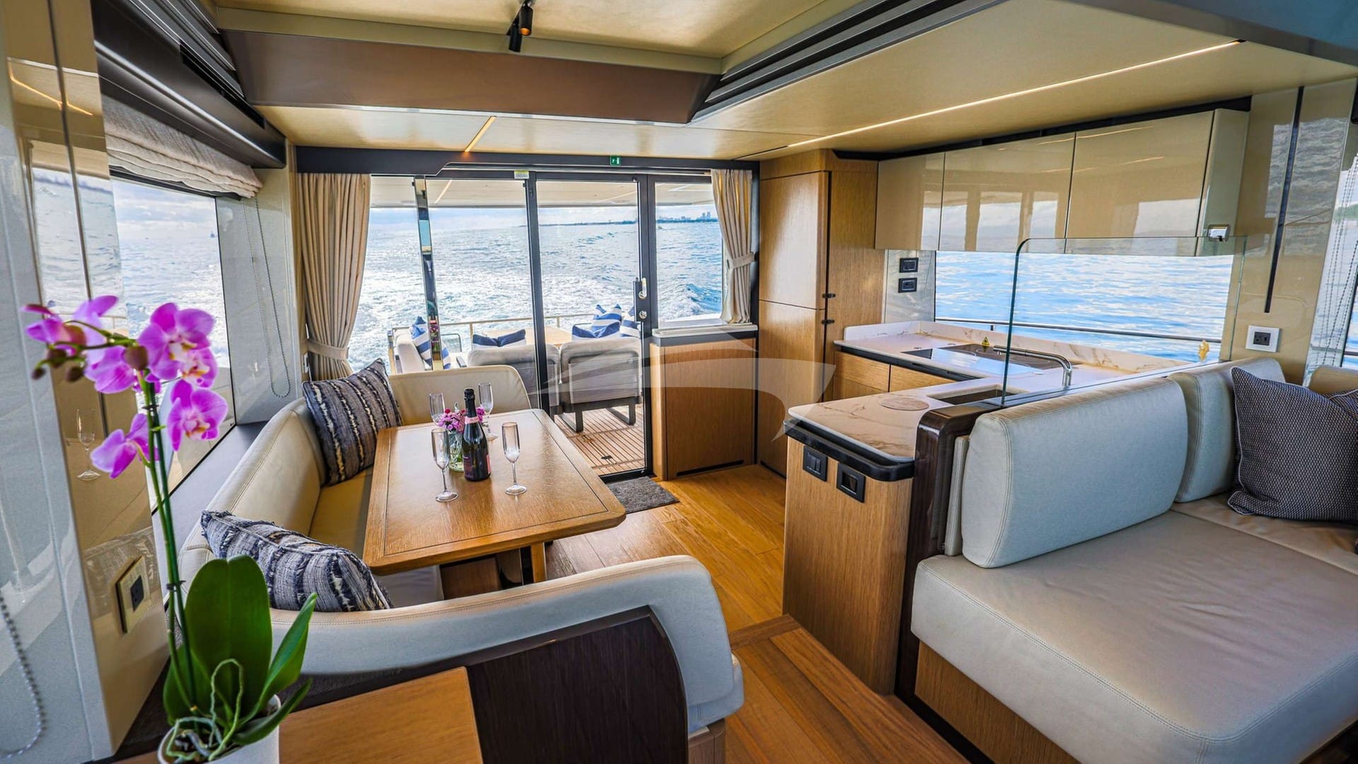 Main Saloon / Dining