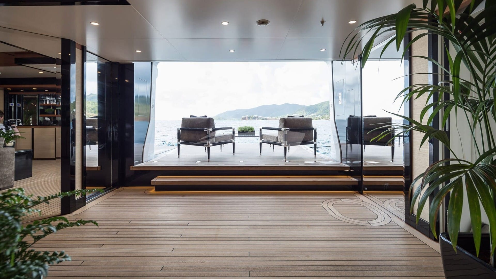 Motor Yacht TRIUMPH beachclub