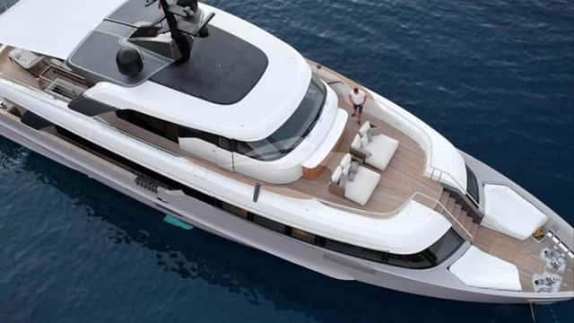 DESTINO yacht charter photo 5