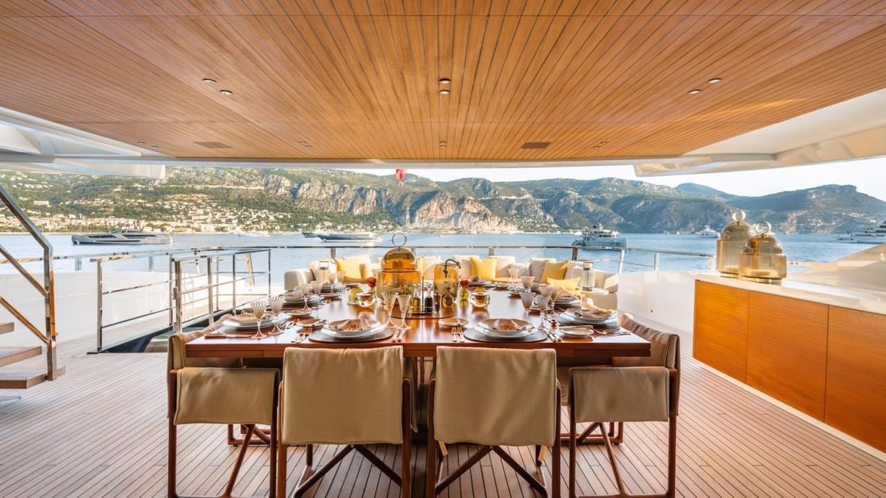 Upper deck al fresco dining