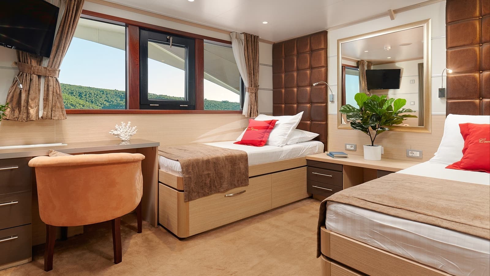 QUEEN ELEGANZA, photo from the yacht portfolio 27
