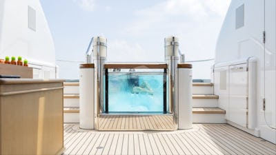 Jacuzzi and transparent wall