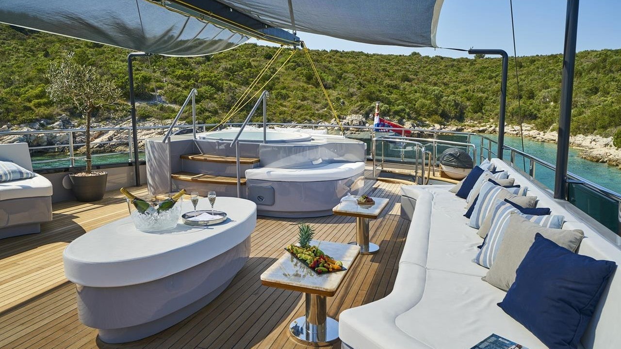 Rara Avis_sundeck2