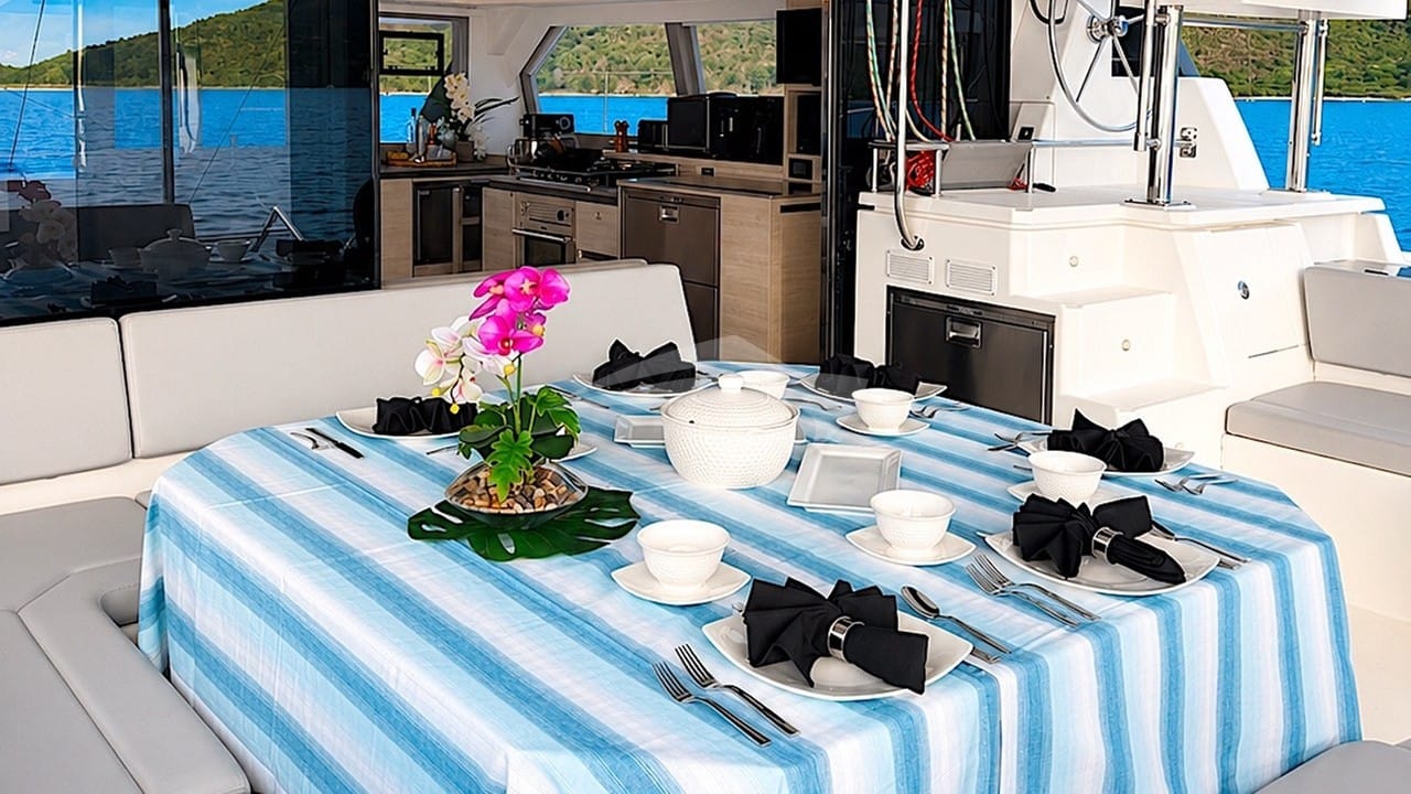 Alfresco dining in the aft cockpit