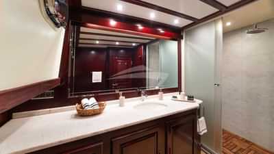 Starboard Double Cabin Bathroom