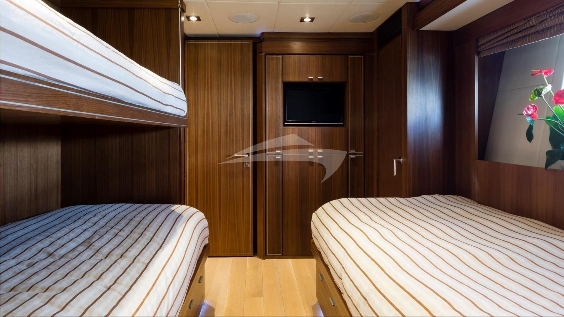 Guest twin cabin and pullman