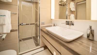 Twin Bathroom
