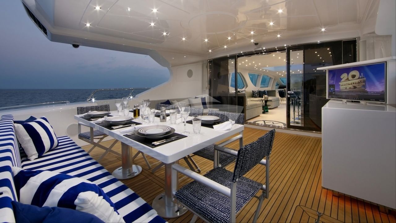 Aft dining and deck space