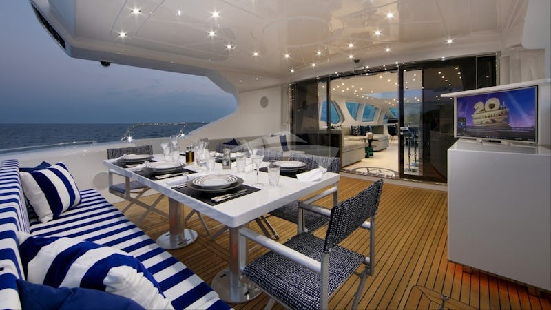 Aft dining and deck space