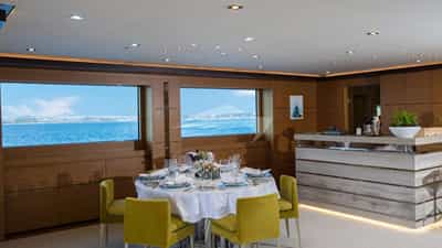 Upper deck dining