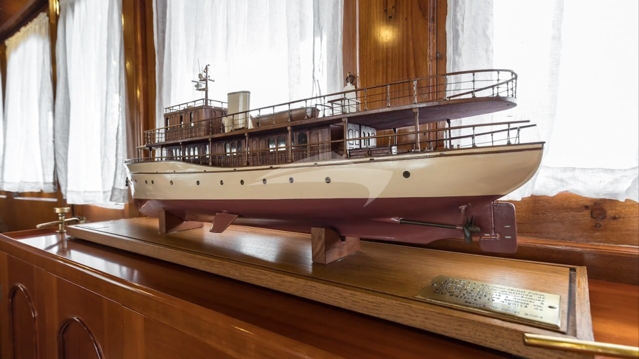 Model Over the rainbow