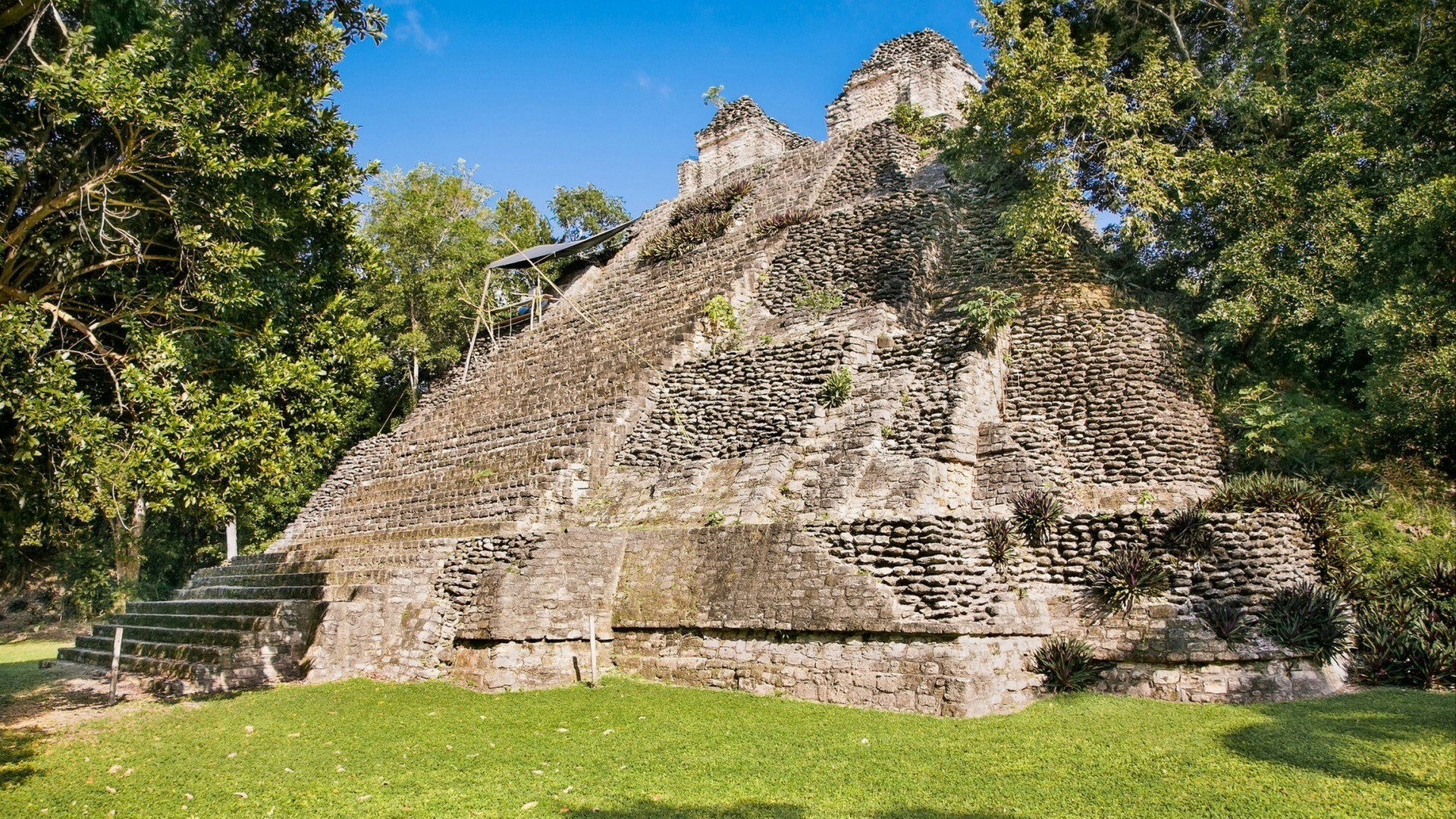 Ruins of the Dzibanche palace , ancient Mayan pyramid