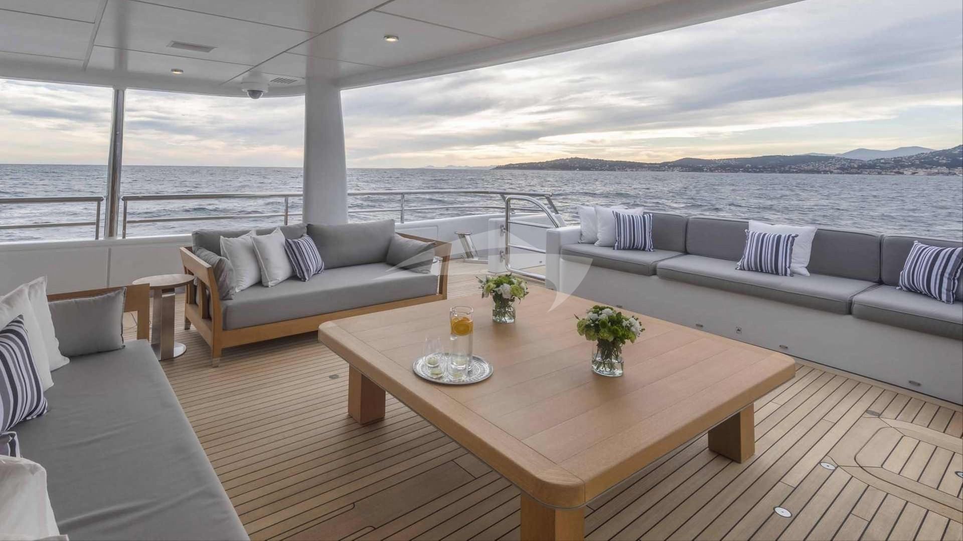 Aft deck seating
