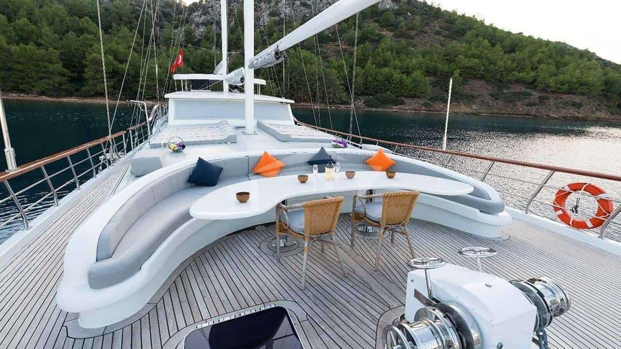 Foredeck Seating