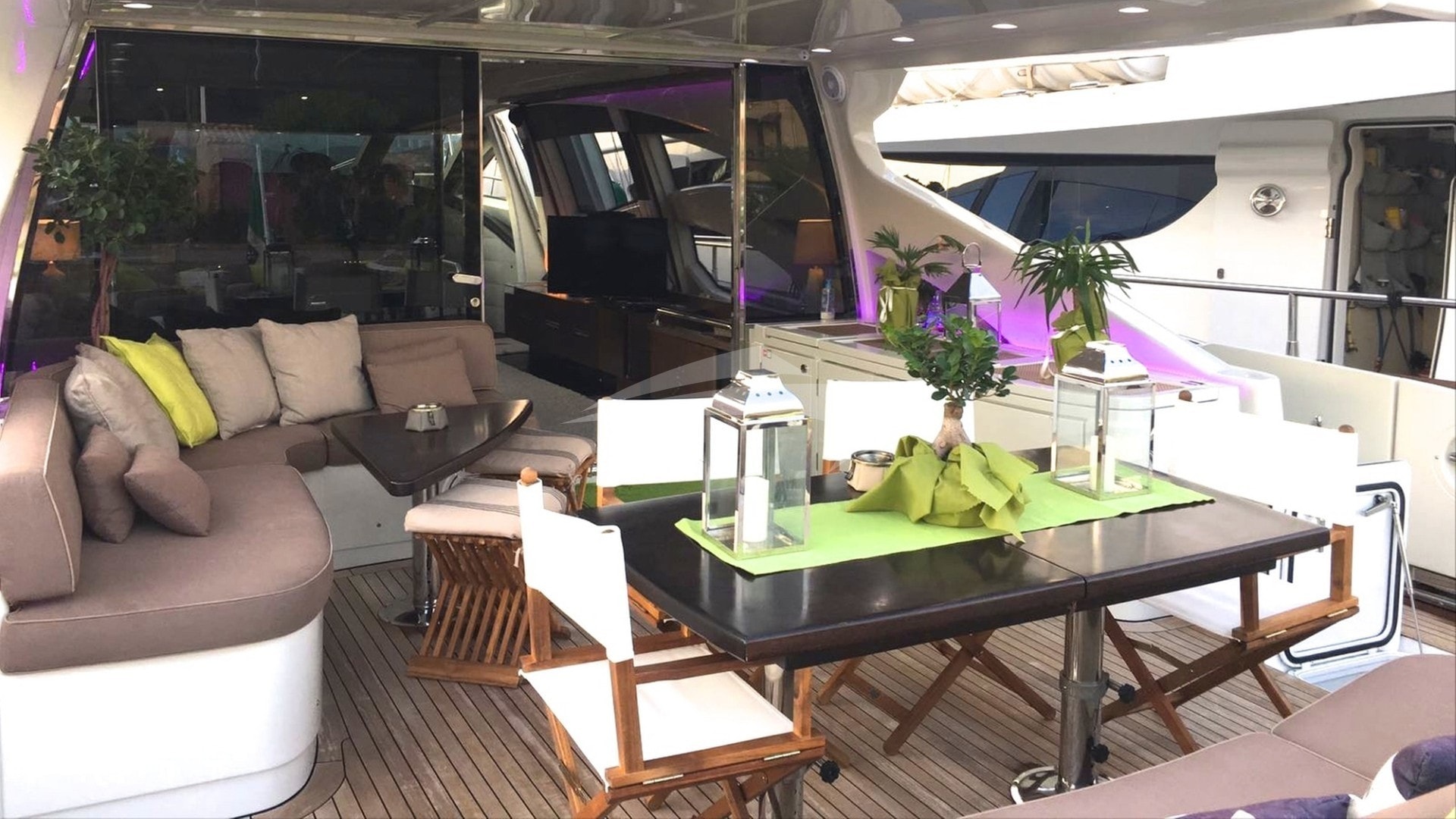 Aft deck seating