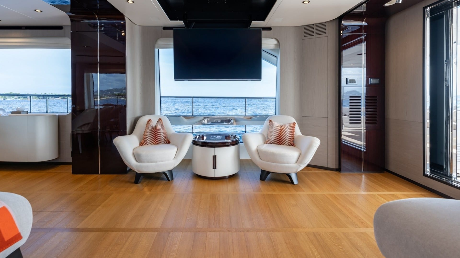 Main saloon 55" Smart TV (drop-down)