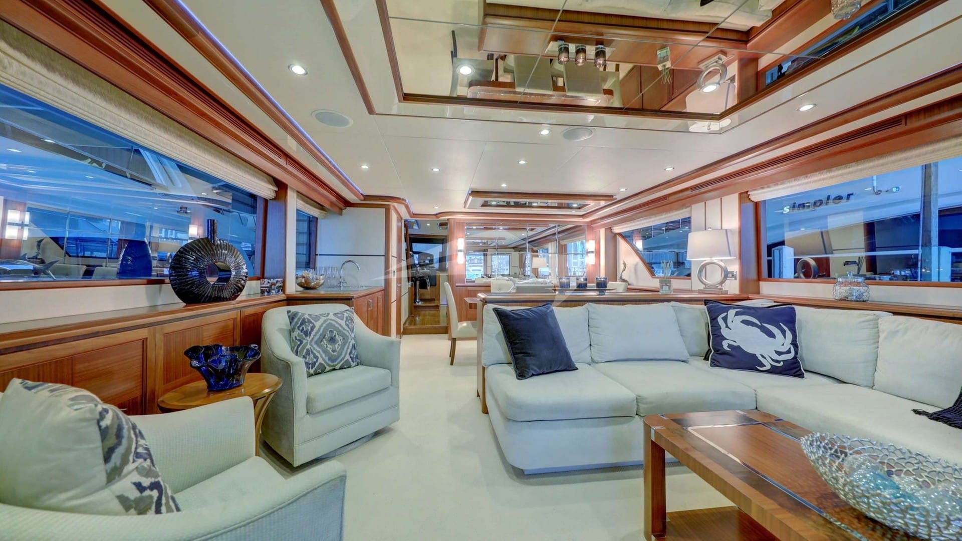 Main Saloon facing Forward