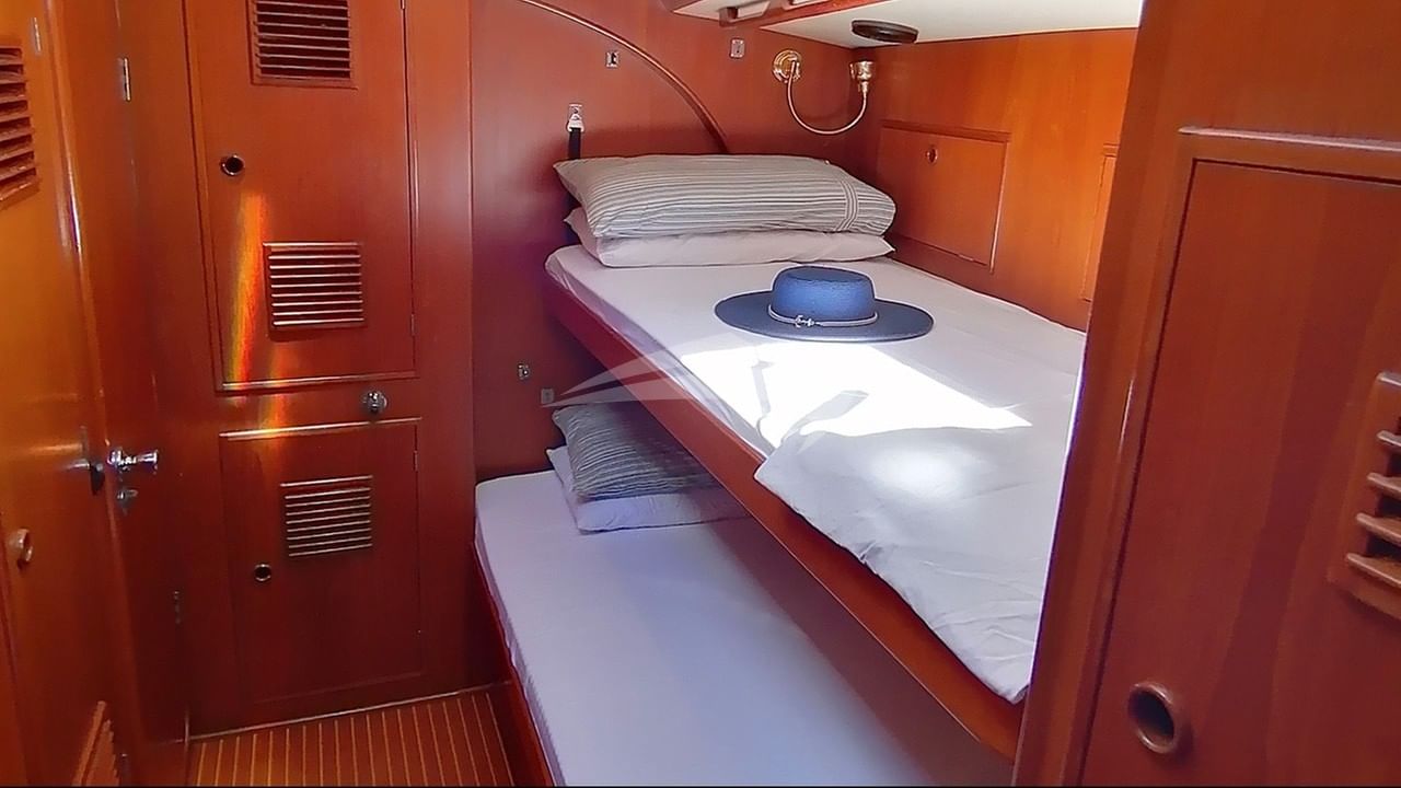 Forward port guest suite