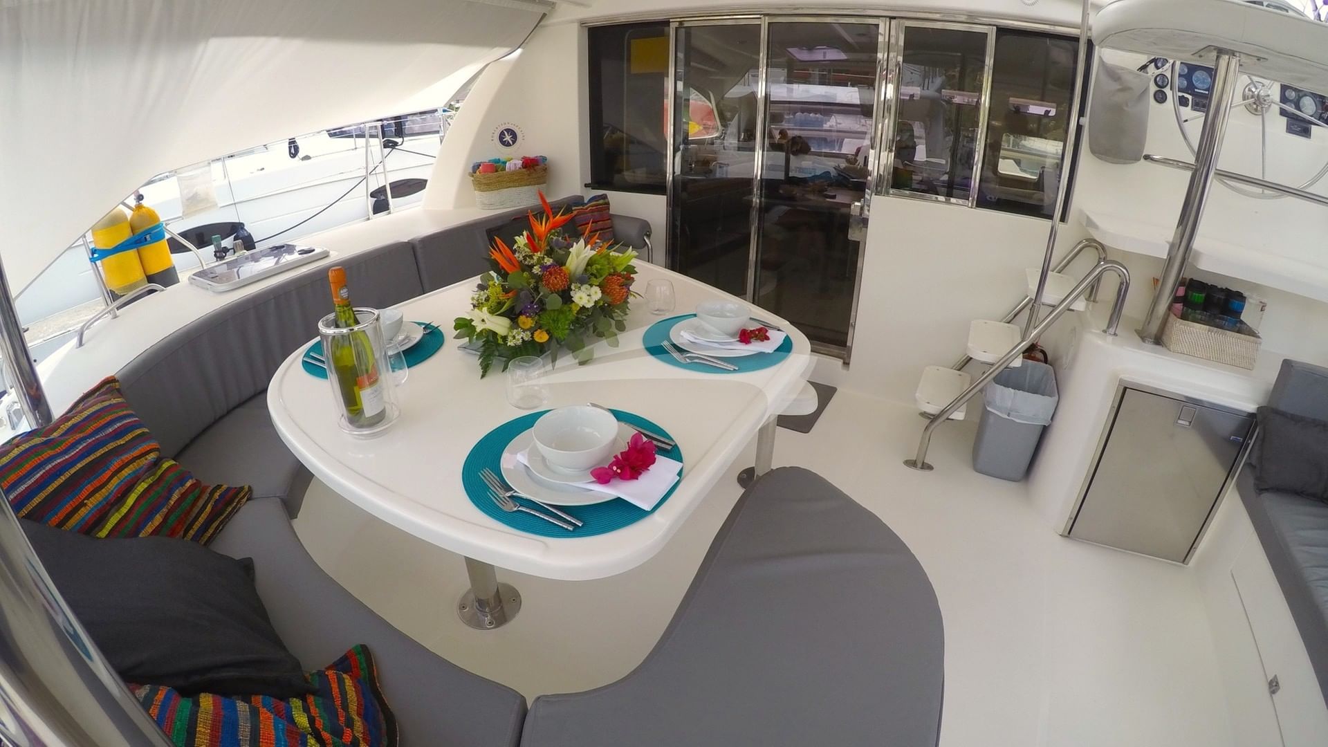 Aft cockpit seating and dining