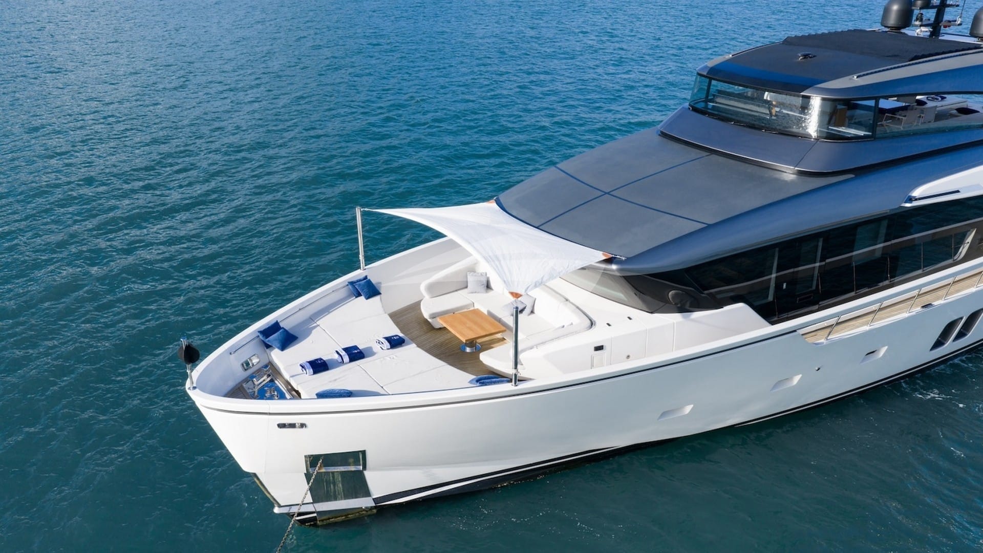 Foredeck with retractable awning