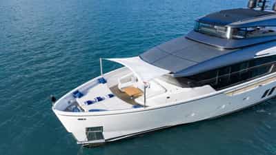 Foredeck with retractable awning