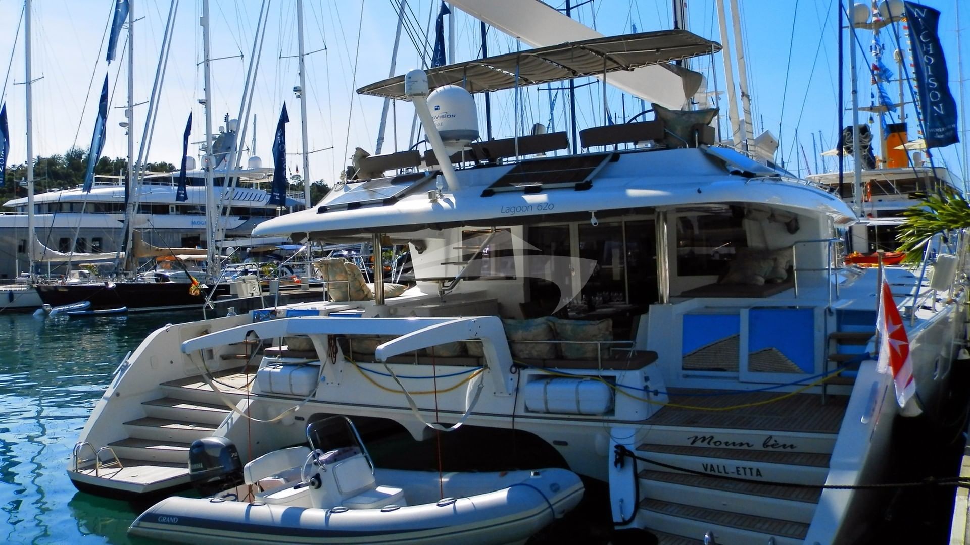 Stern end steps to water