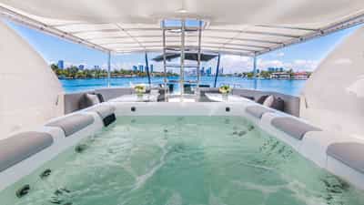 Flybridge with Jacuzzi