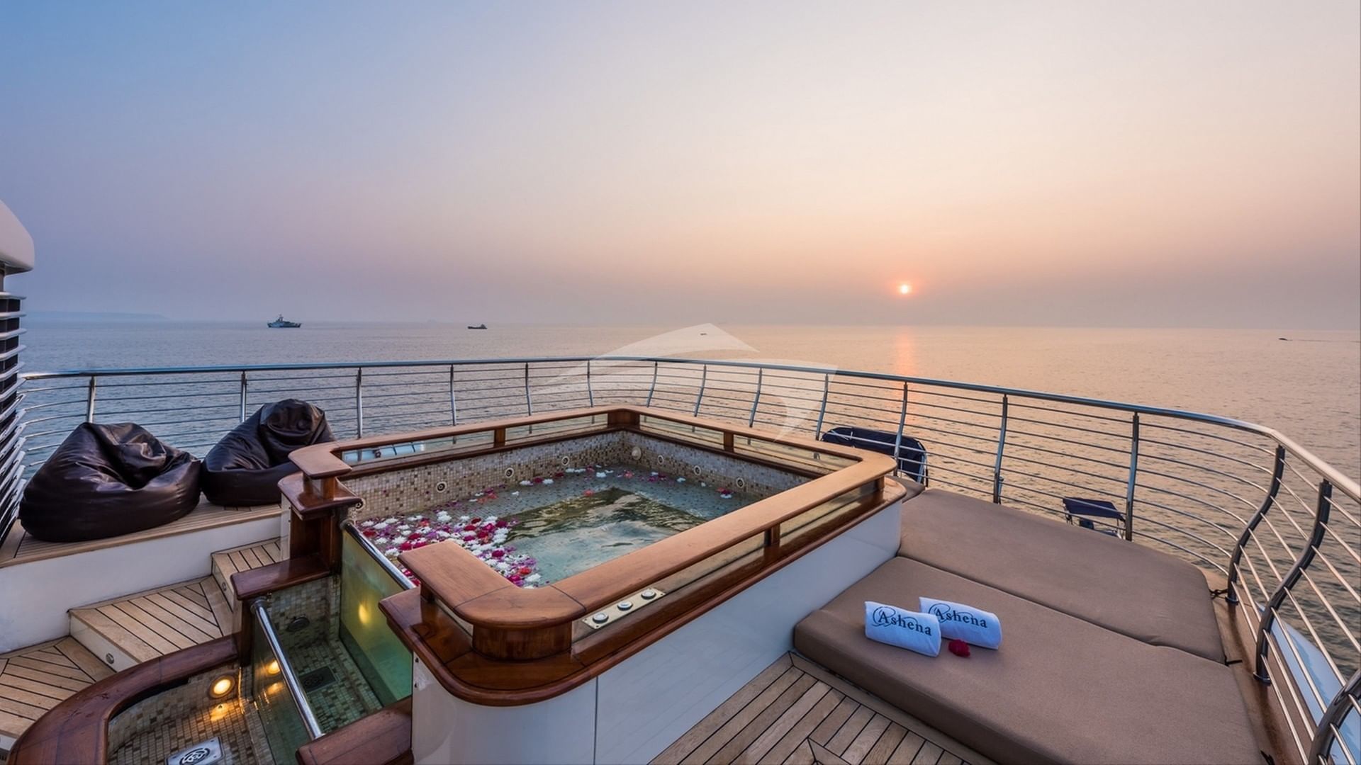 Sundeck jacuzzi