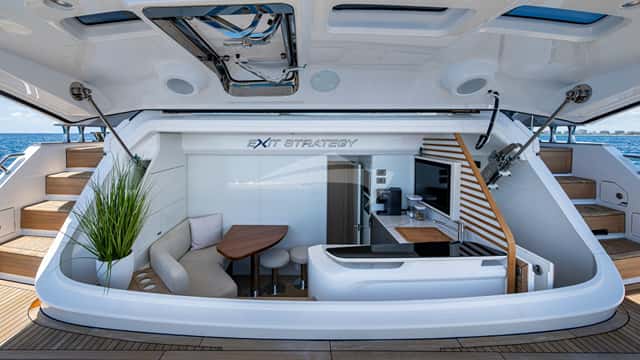 R&R yacht charter photo 4