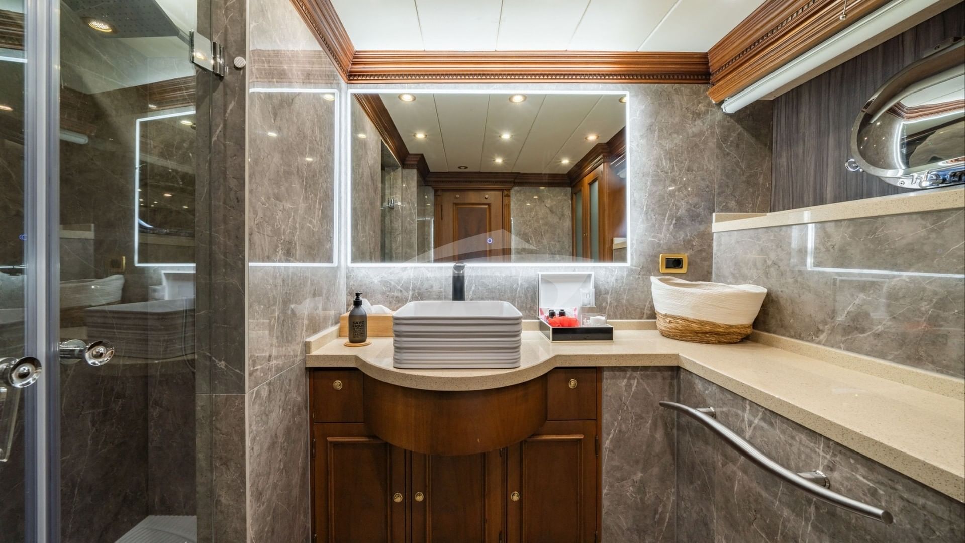 Guest Bathroom - Lower Deck