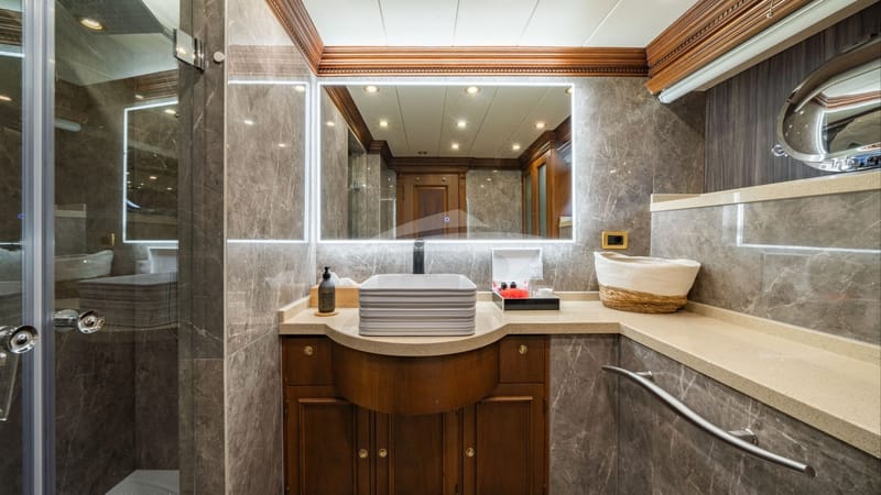 Guest Bathroom - Lower Deck