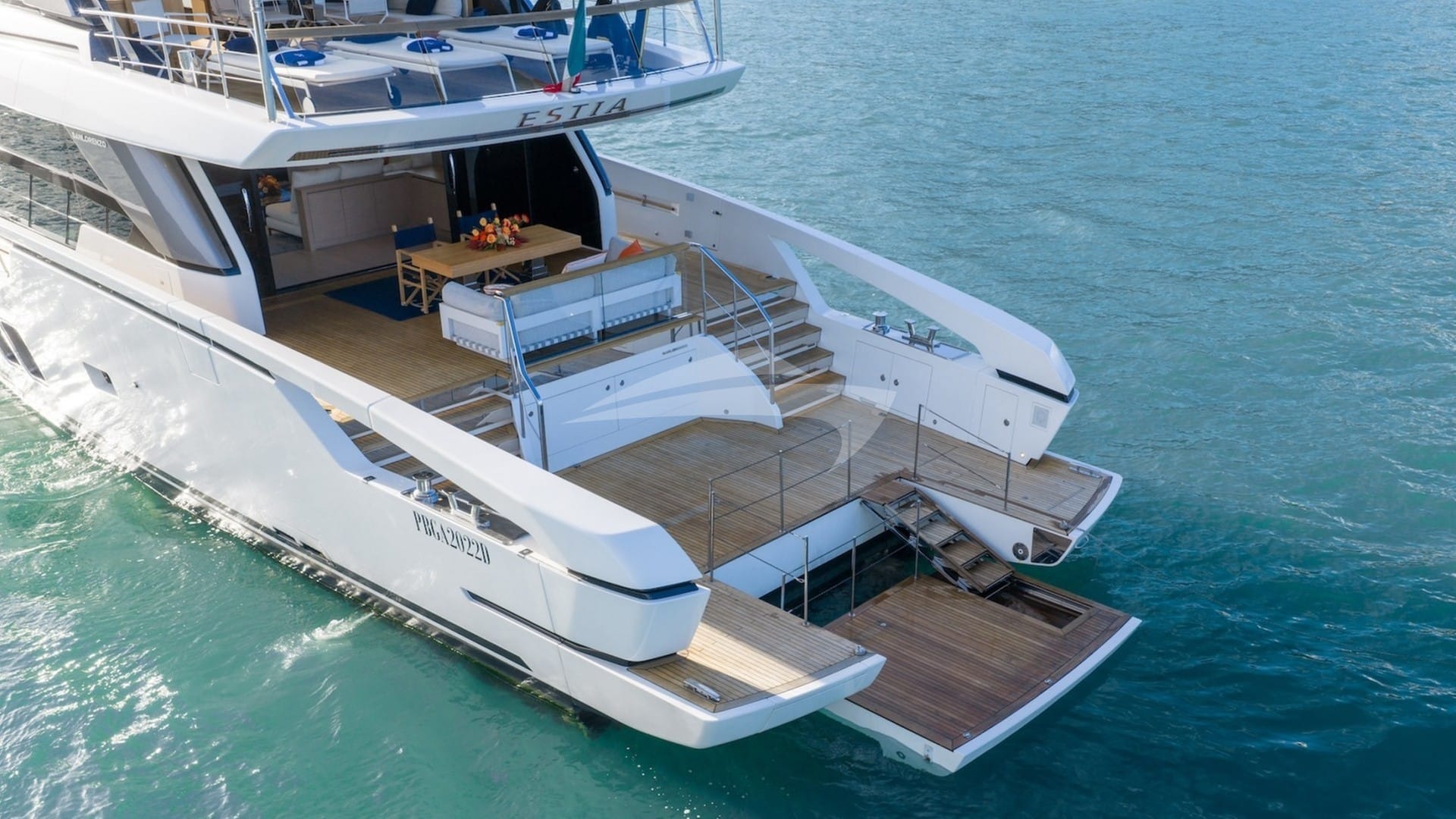 Hydraulic swim platform