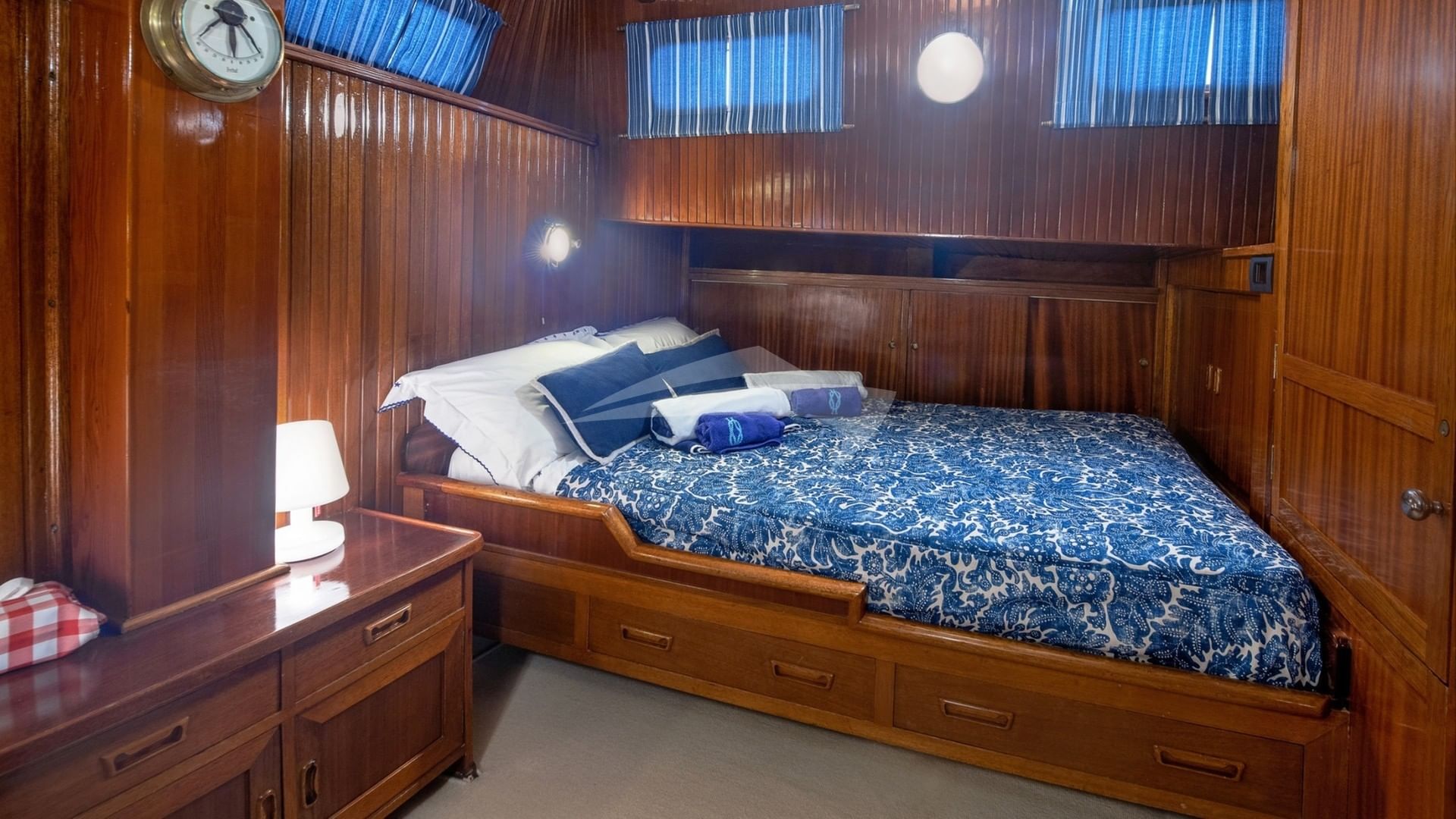 Bow Cabin Double Bed