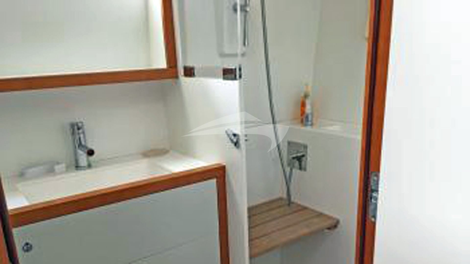 Guest ensuite bathroom