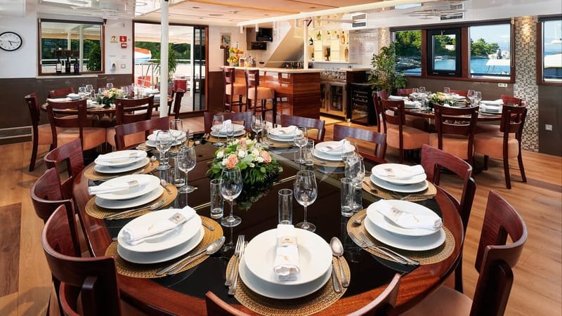 QUEEN ELEGANZA Salon