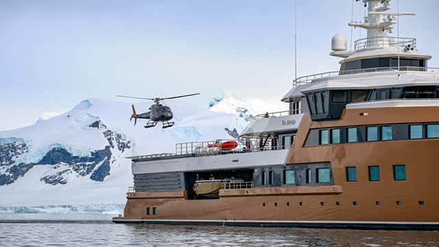 LA DATCHA yacht charter photo 4