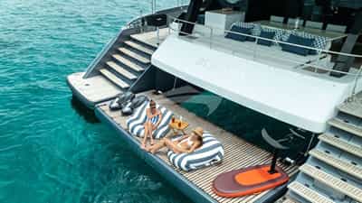 Hydraulic beach platform
