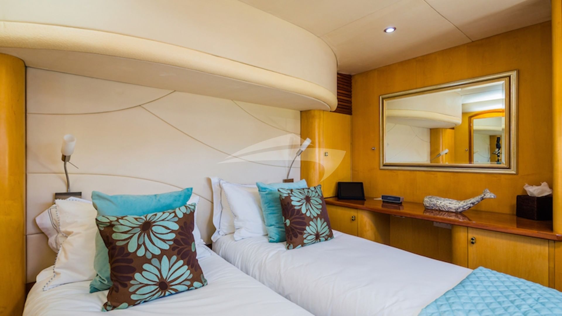 The amidships twin -or- queen suite