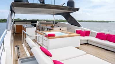 Sun Deck & Jacuzzi