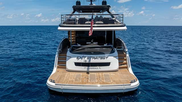 R&R yacht charter photo 3