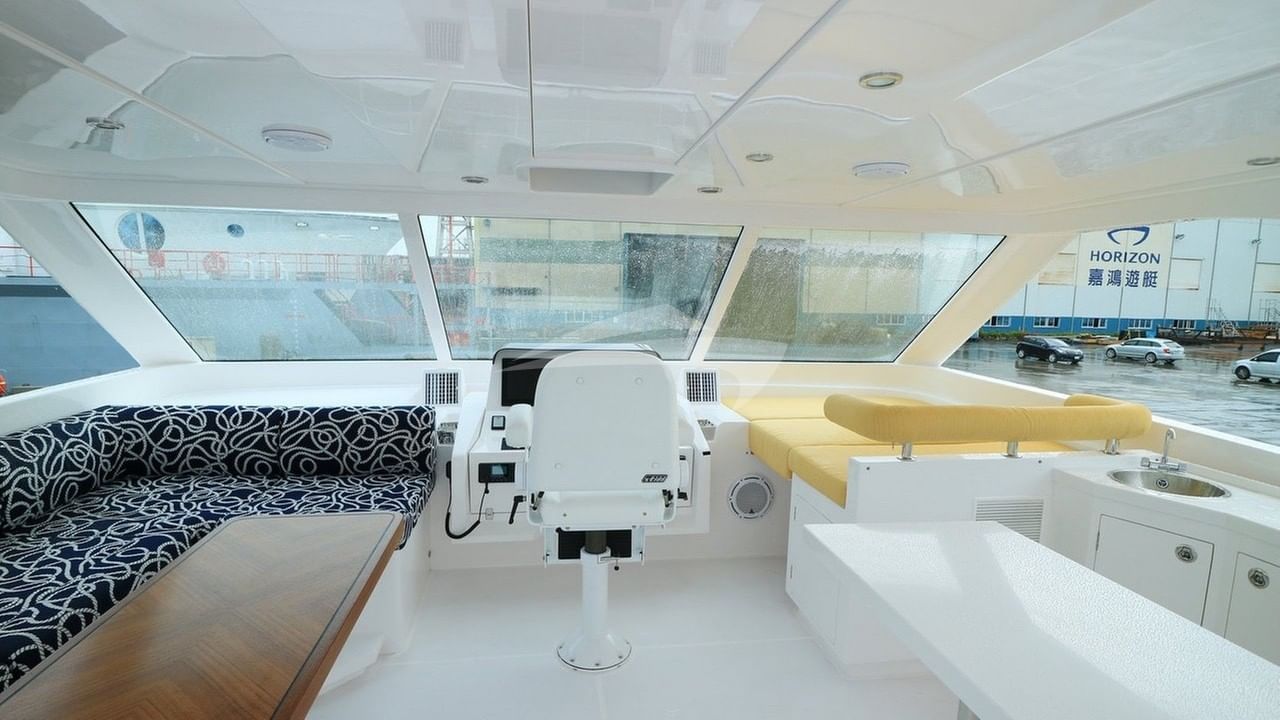 Flybridge helm and lounging area