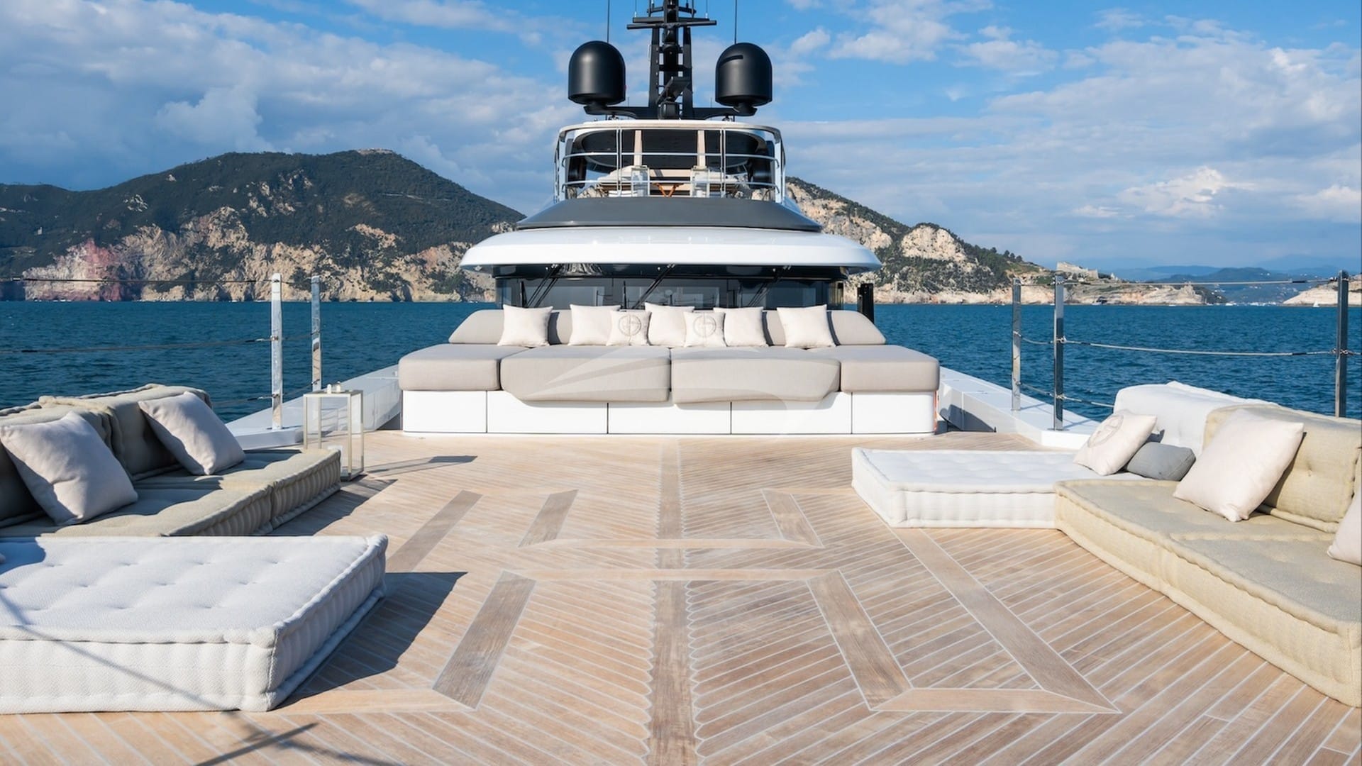 Upper foredeck sundpads
