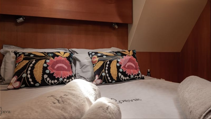 bgyb_charter_sailing_yacht_swan76_loevie_newinterior11