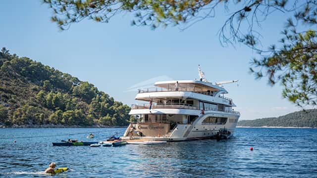 QUEEN ELEGANZA yacht charter photo 3