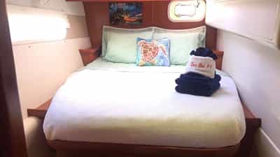 Queen guest cabin
