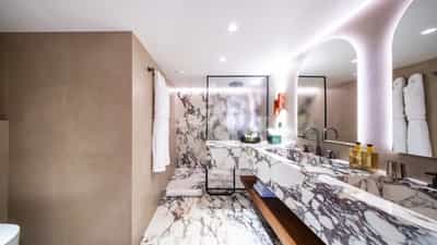 Master en suite with his and her sinks and a shower
