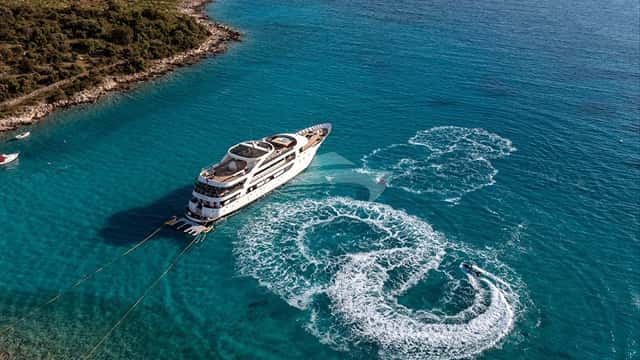 KARIZMA yacht charter photo 4