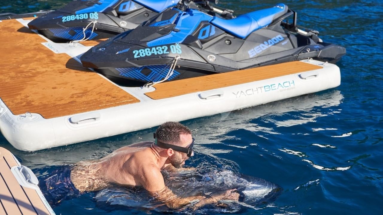 Inflatable docking for jetskis